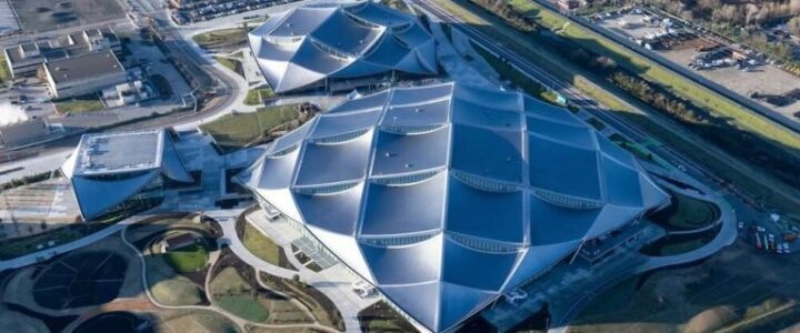 Google inaugura novo campus com 90 mil painéis solares em formato de escamas